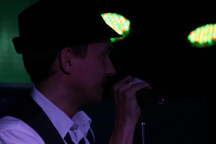 2008-11-28 M3_live at replugged 140.jpg